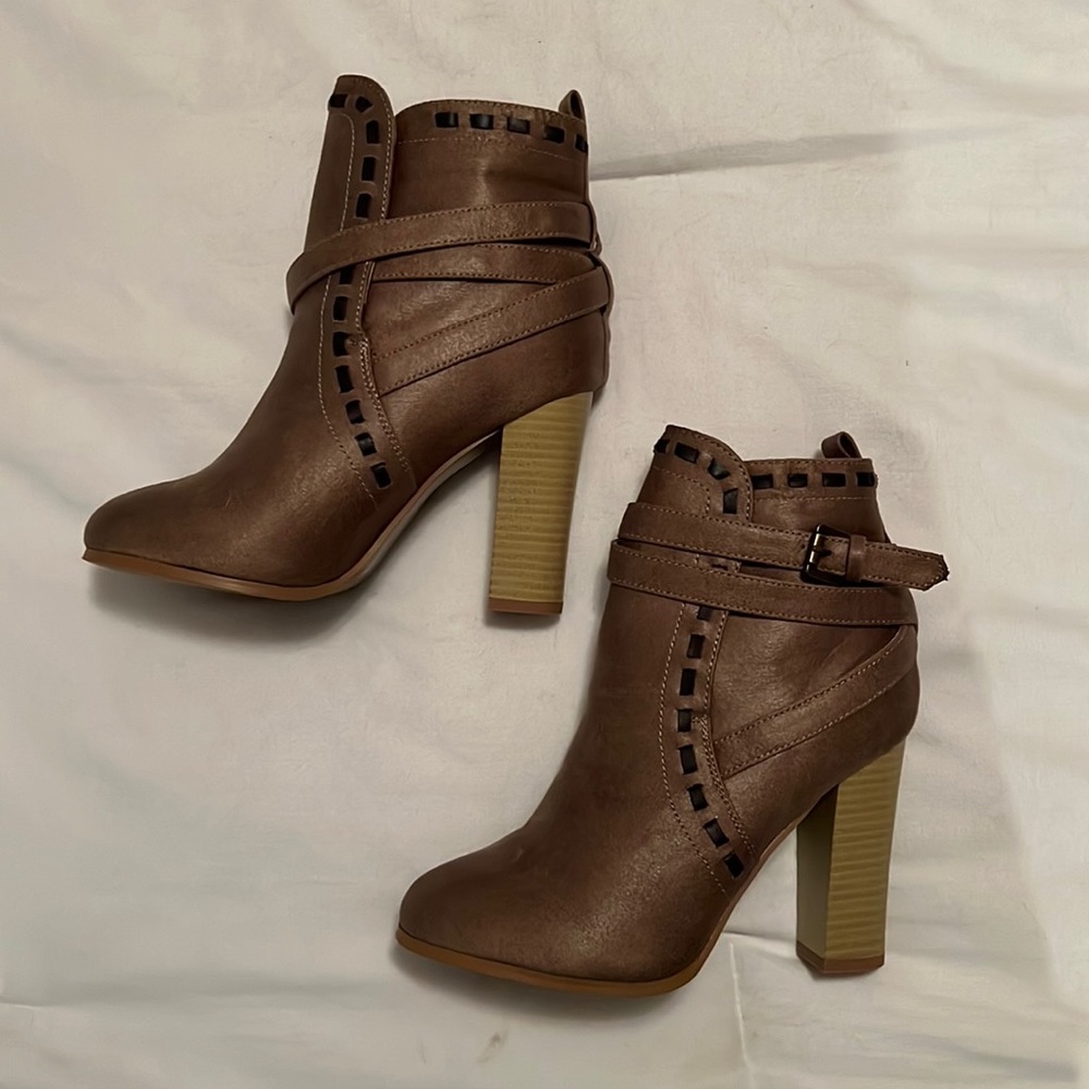 Wrap stitch detail booties!